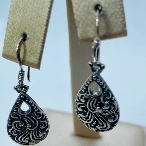 Jewelry - Beautiful teardrop shape cast design dangle earrings